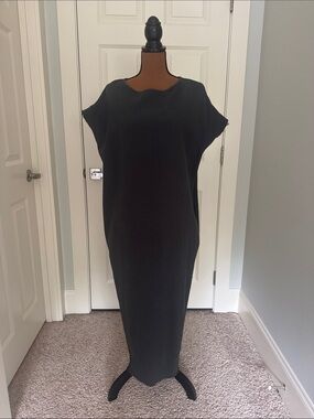 Minimalist Black Ribbed Maxi Dress